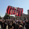 Funerali Baresi, l'uscita del feretro dalla basilica accompagnato dai suoi compagni...