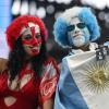 In attesa dei gol, lo spettacolo di Inghilterra-Argentina è sugli spalti: le immagini...