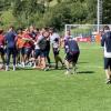 Genoa, De Rossi compie gli anni: la squadra festeggia il suo allenatore in campo