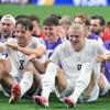 La Viking Row della Norvegia arriva agli ottavi, Odegaard: "Che amore dai tifosi"...