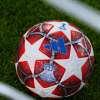 Rosso fuoco con grafiche argentate ispirate a Oslo. Ecco il pallone della finale...