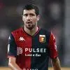 L'Olympiakos fa sul serio per Aaron Martin: il terzino del Genoa si allontana dalla...