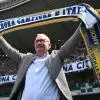 Hellas Verona, presentata la nuova maglia con lo scudettato Elkjaer Larsen come testimonial