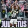 18 agosto 2015, Alex Sandro firma con la Juventus. Ci rimarrà per nove stagioni