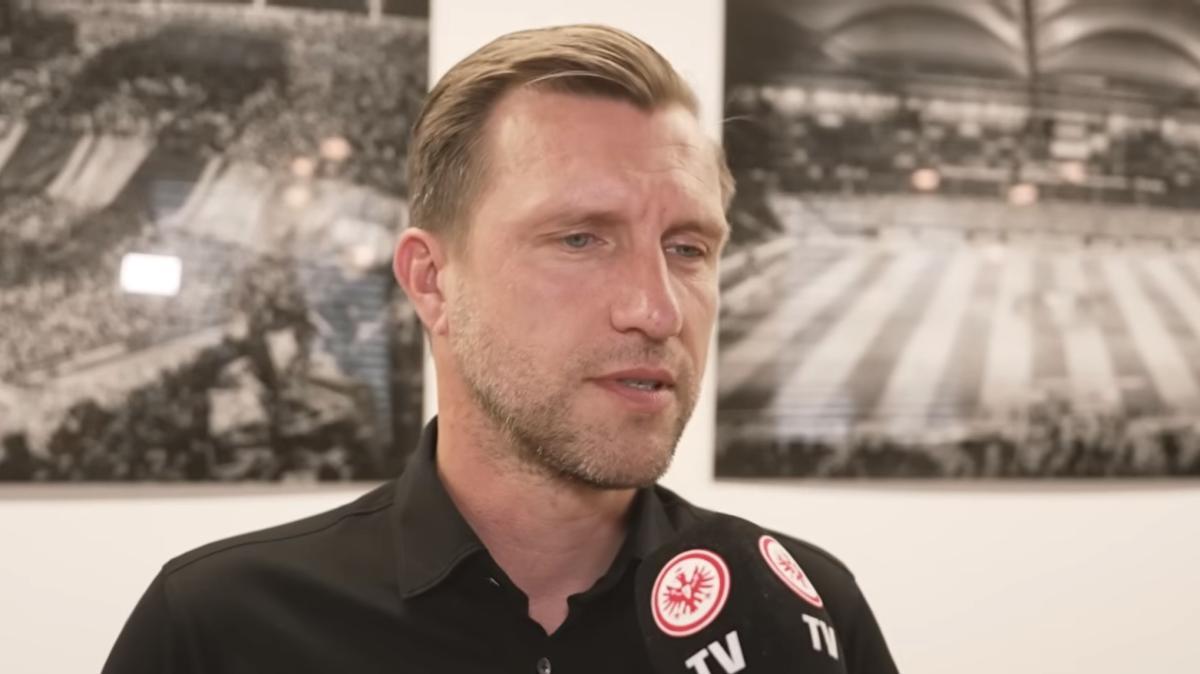 L'addio commosso di Krosche all'Eintracht: l'ex d.s. prima saluta la squadra, poi i tifosi