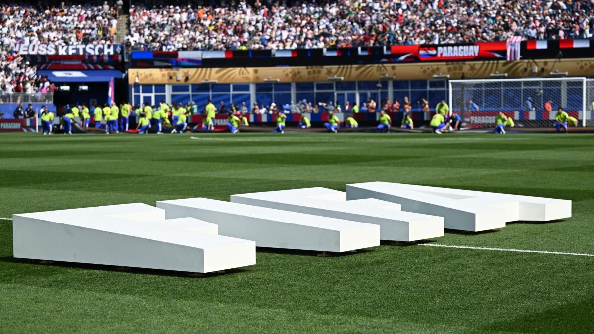 Mondiali 2026, barbieri regalano tagli di capelli e sorrisi fuori dallo stadio di Los Angeles