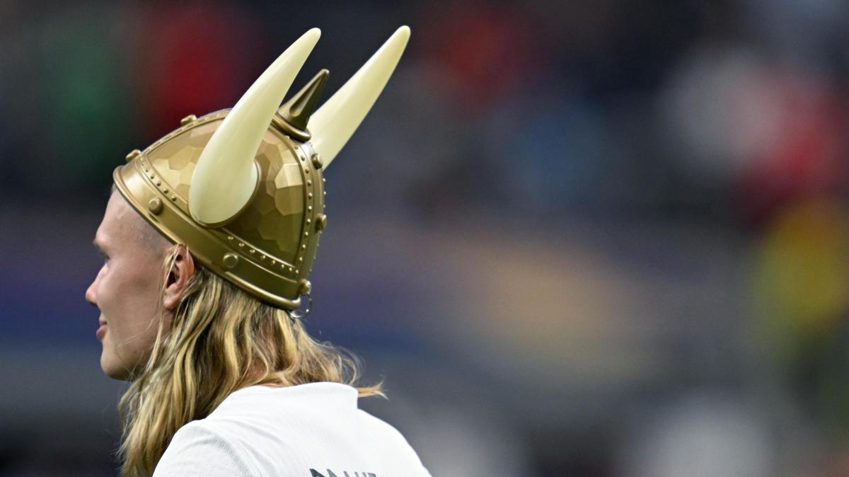 Haaland vichingo in Texas, il norvegese spopola ai Mondiali con Stetson e stivali