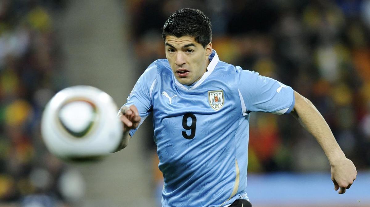 2 luglio 2010, la parata di Luis Suarez su Adiyiah. L'Uruguay va in semifinale