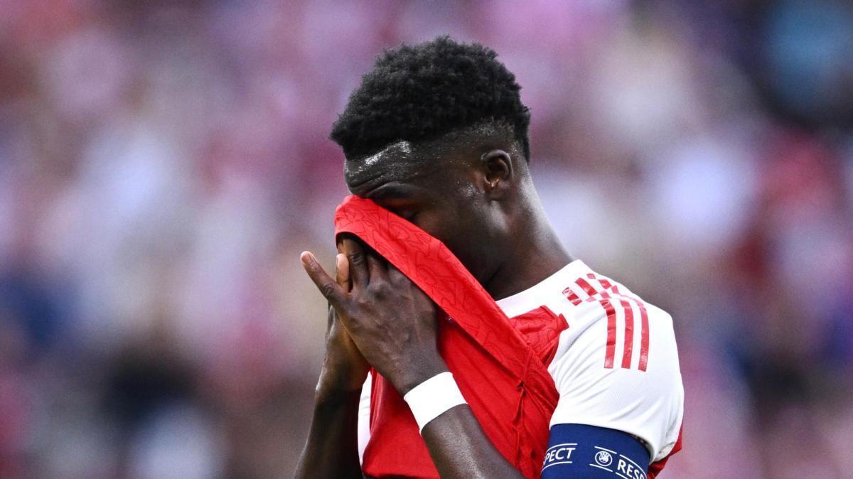Arsenal, Saka ko dopo 8 minuti: l'inglese si infortuna da solo, si teme uno stiramento