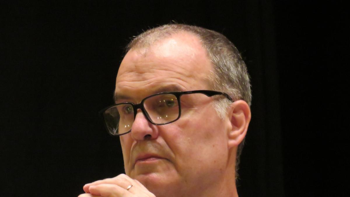Bielsa fuori controllo dopo il ko contro la Spagna. Urla alla giornalista nel post: "Sbrigati!"