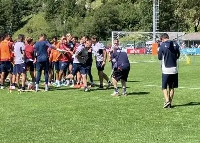Genoa, De Rossi compie gli anni: la squadra festeggia il suo allenatore in campo