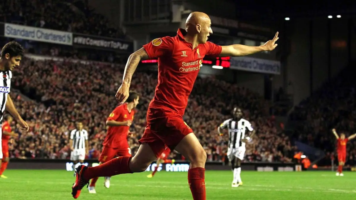 Jonjo Shelvey inizia a 34 anni la carriera di allenatore. Una meteora della Lazio con lui