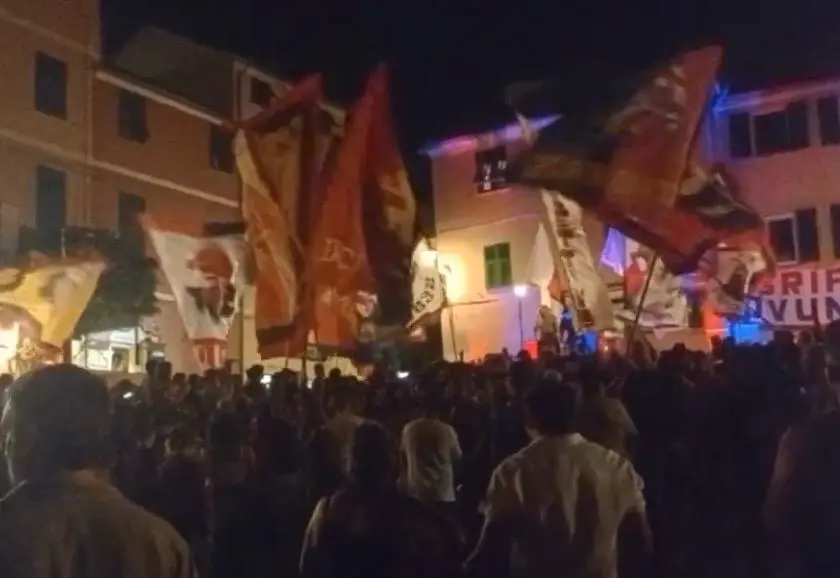 Il Genoa compie 133 anni, festa dei tifosi a Boccadasse. De Rossi: "Faremo di più"