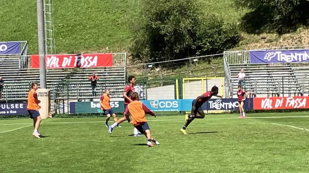 Genoa, partitelle ad alta intensità a Moena: pomeriggio riposo, stasera atteso Sucu