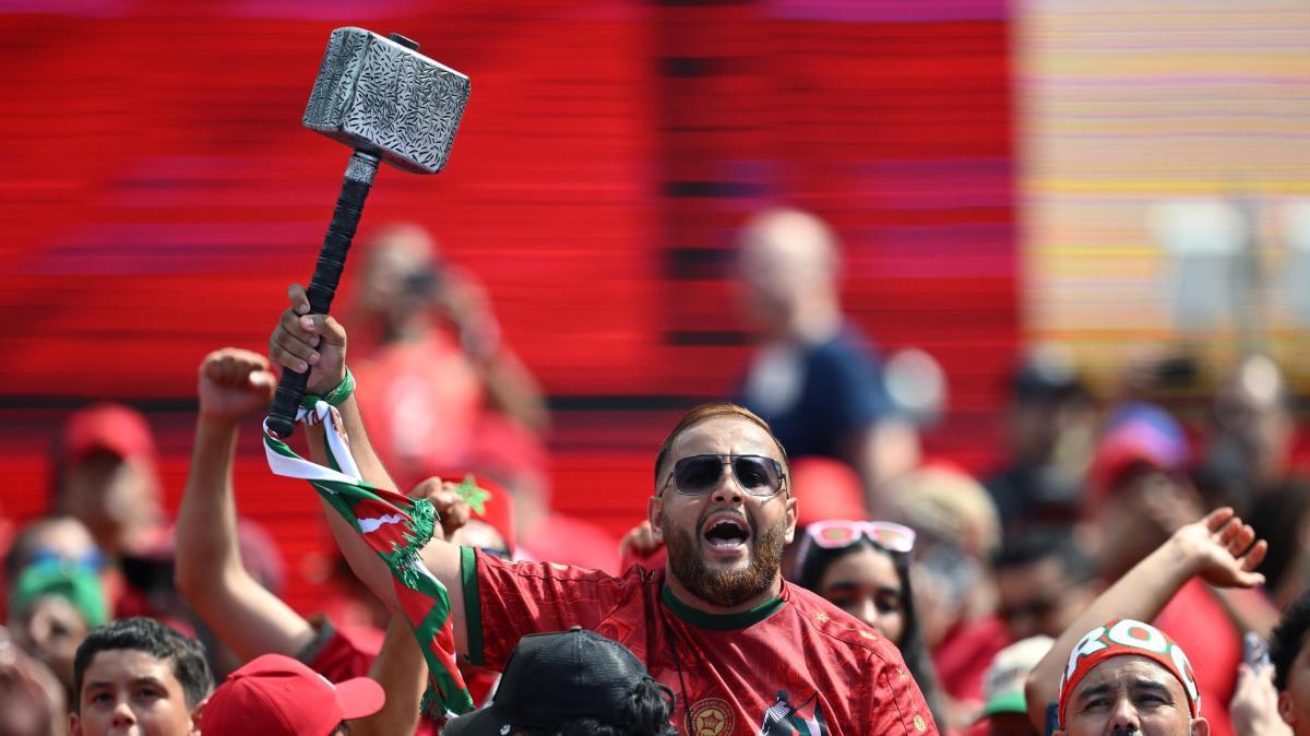 In Marocco la delusione non cancella la festa, caroselli e urla ma nessun incidente