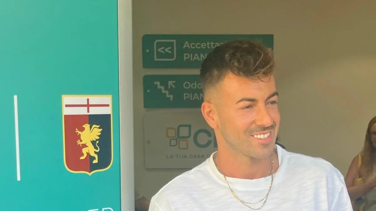 16 anni dopo, El Shaarawy in campo con la maglia del Genoa. Ma la prima a Marassi