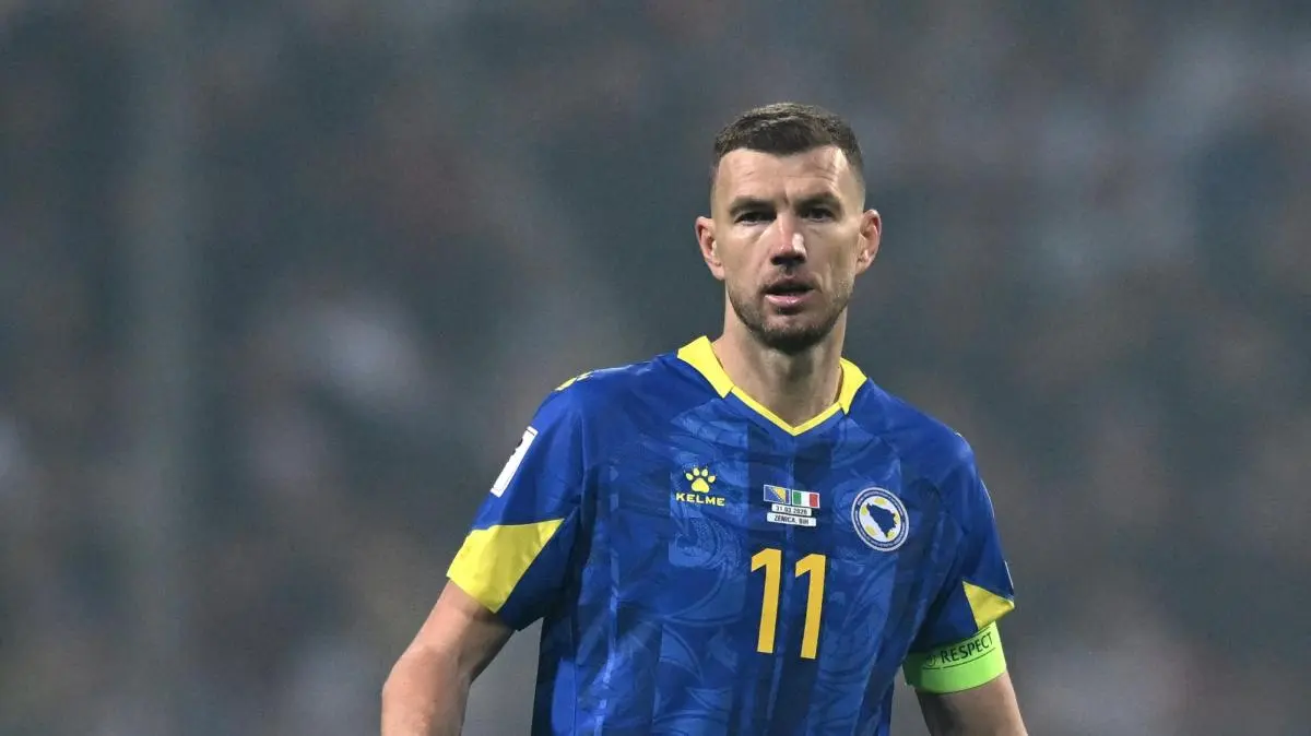 22 giugno 2023, Edin Dzeko da finalista di Champions al biennale con il Fenerbahce