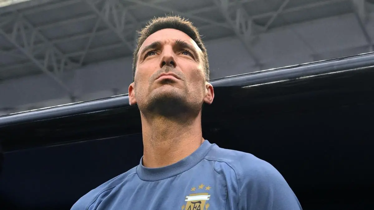 L’uomo che sta preservando il mito di Messi: il mondo del calcio ringrazia Scaloni