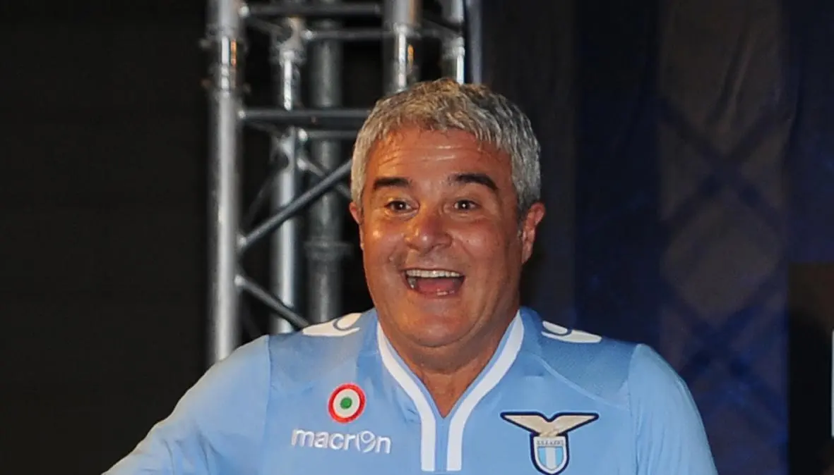 "Allo stadio? Quando Lotito avrà due date su Wikipedia". Polemica su Pino Insegno, poi la precisazione