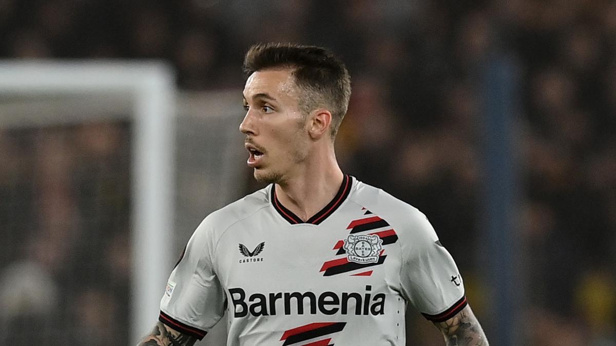 Grimaldo lascia il Bayer Leverkusen: fatta con l'Atletico Madrid, le cifre finali