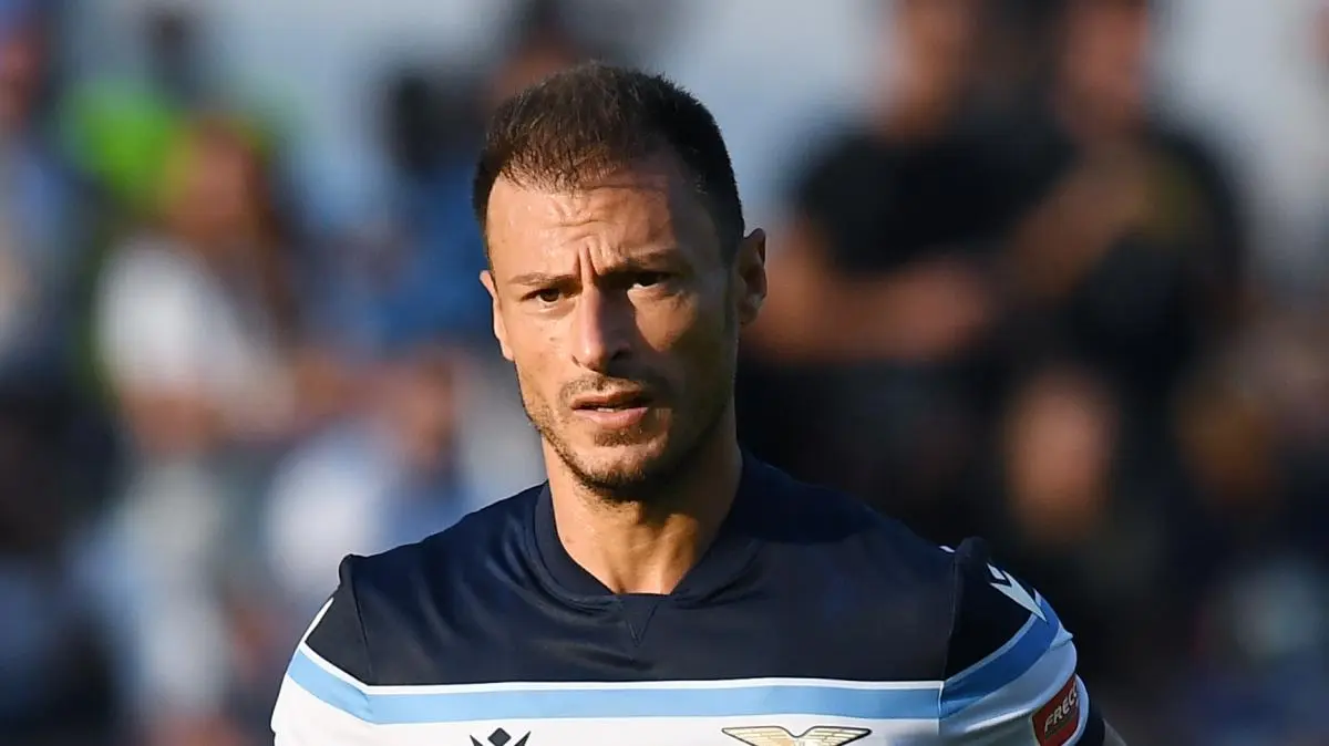 Radu con i tifosi della Lazio: "Uniti non saremo mai sconfitti"
