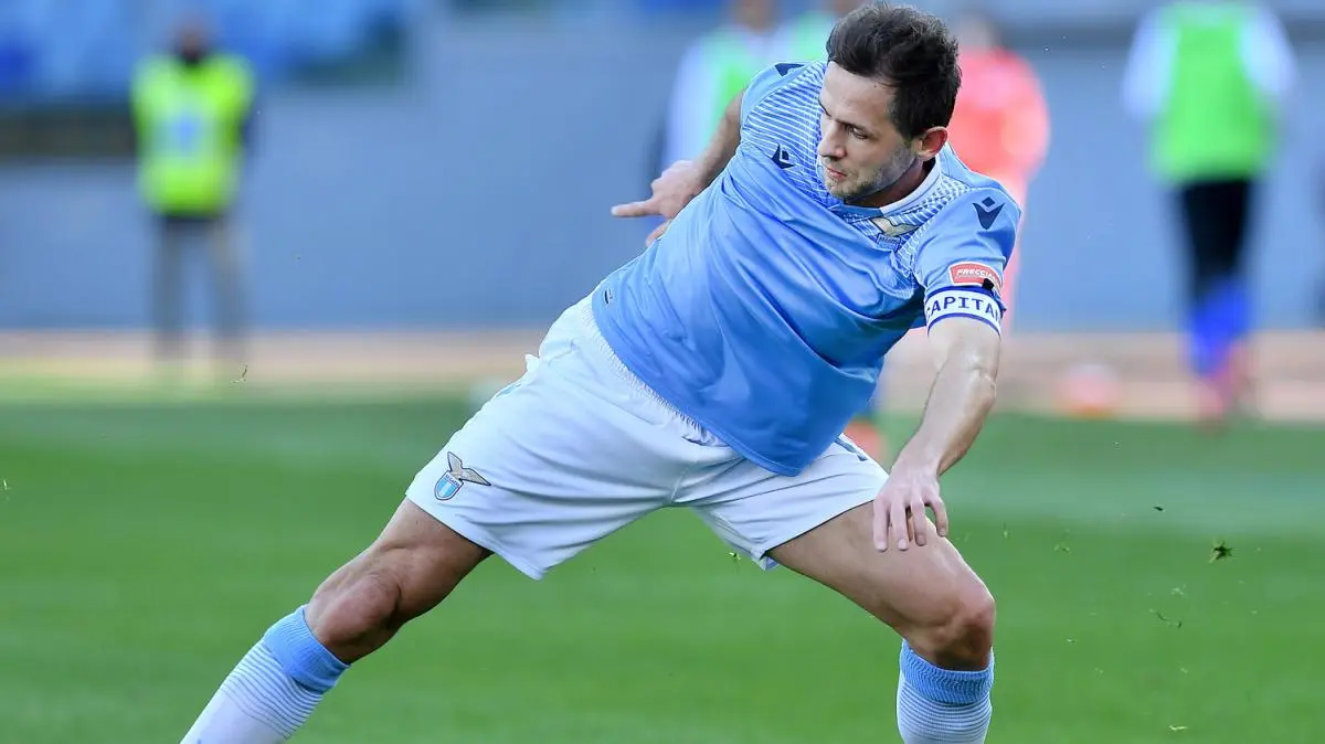 Lazio, dopo Peruzzi sfuma anche l'idea Lulic. L'ex calciatore non entrerà in società