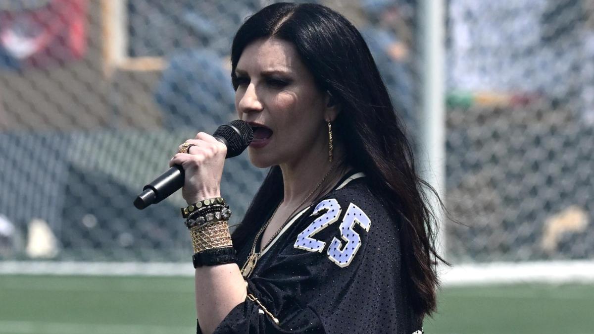 Mondiali 2026, Laura Pausini canterà l'inno ufficiale con Robbie Williams e Nicole Scherzinger