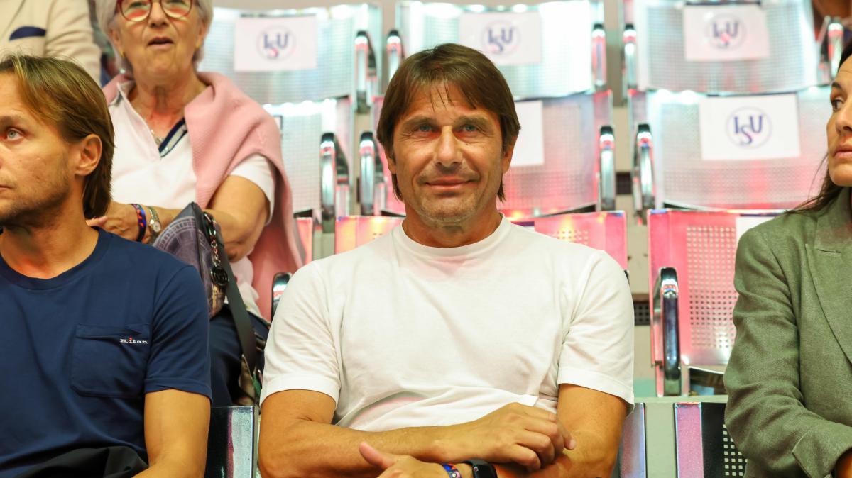 Ashley Young boccia Antonio Conte al Manchester United: "Sarebbe un disastro"