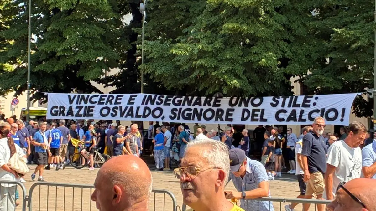 Verona si ferma per Osvaldo Bagnoli. In migliaia al funerale: le immagini
